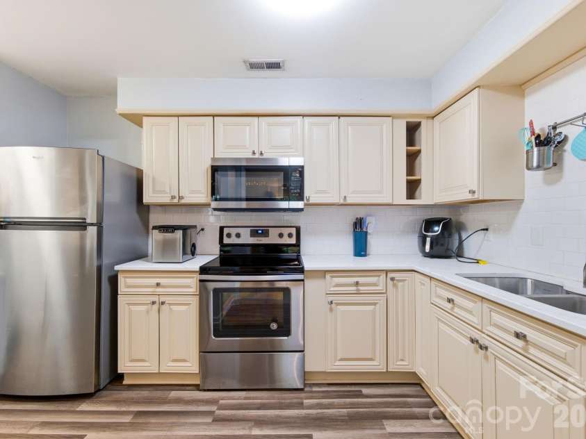1051 Churchill Downs Court, Charlotte, NC 28211.  MLS# CAR4410243, YatesRealty ID 12089. 