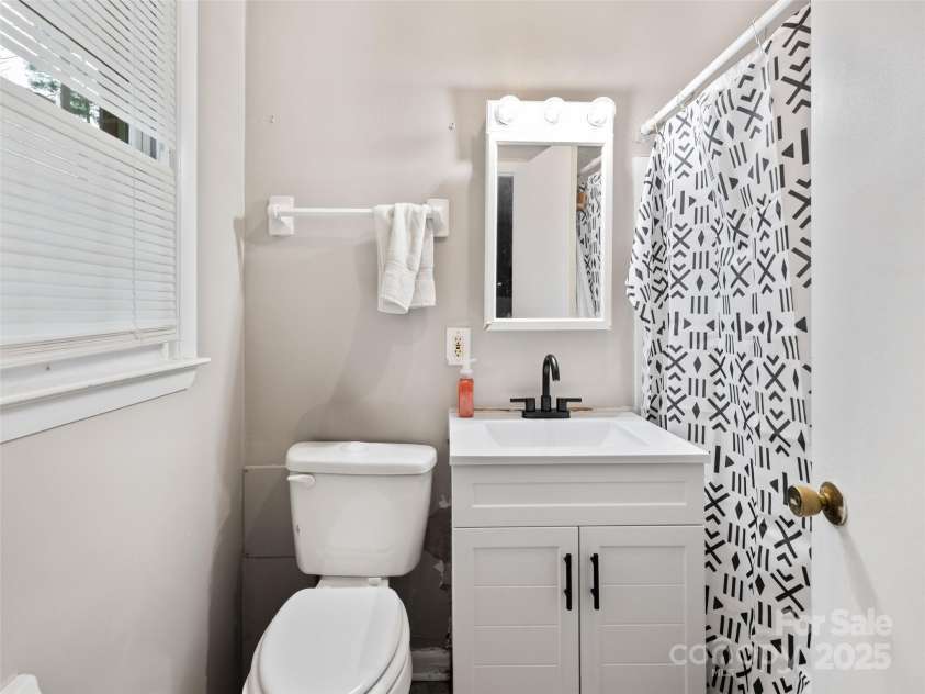 621 Price Road, Hendersonville, NC 28739.  MLS# CAR4245702, YatesRealty ID 1209. 