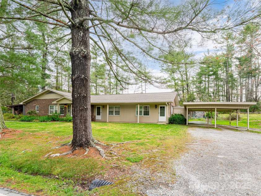 621 Price Road, Hendersonville, NC 28739.  MLS# CAR4245702, YatesRealty ID 1209. 
