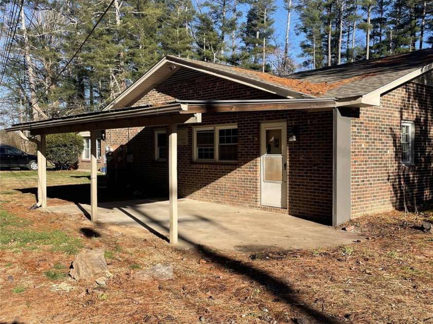 621 Price Road, Hendersonville, NC 28739.  MLS# CAR4245702, YatesRealty ID 1209. 