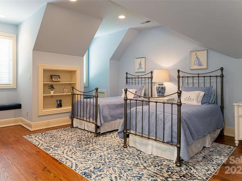 2005 Viburnum Lane, Asheville, NC 28803.  MLS# CAR4151623, YatesRealty ID 12090. Darling Guest En-suite