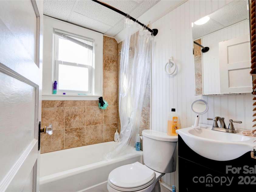 624 Washington Street, Shelby, NC 28150.  MLS# CAR4232068, YatesRealty ID 12093. 