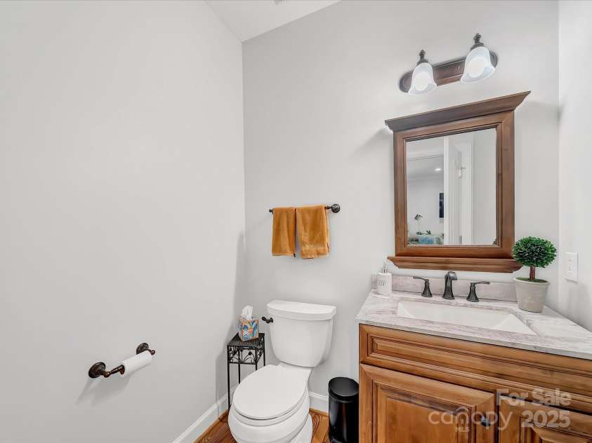 3133 English Sparrow Lane, Charlotte, NC 28210.  MLS# CAR4253692, YatesRealty ID 12096. Half Bath on Main level