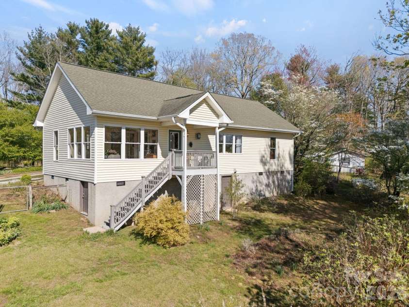 367 Crescent Street, Saluda, NC 28773.  MLS# CAR4369902, YatesRealty ID 12097. 