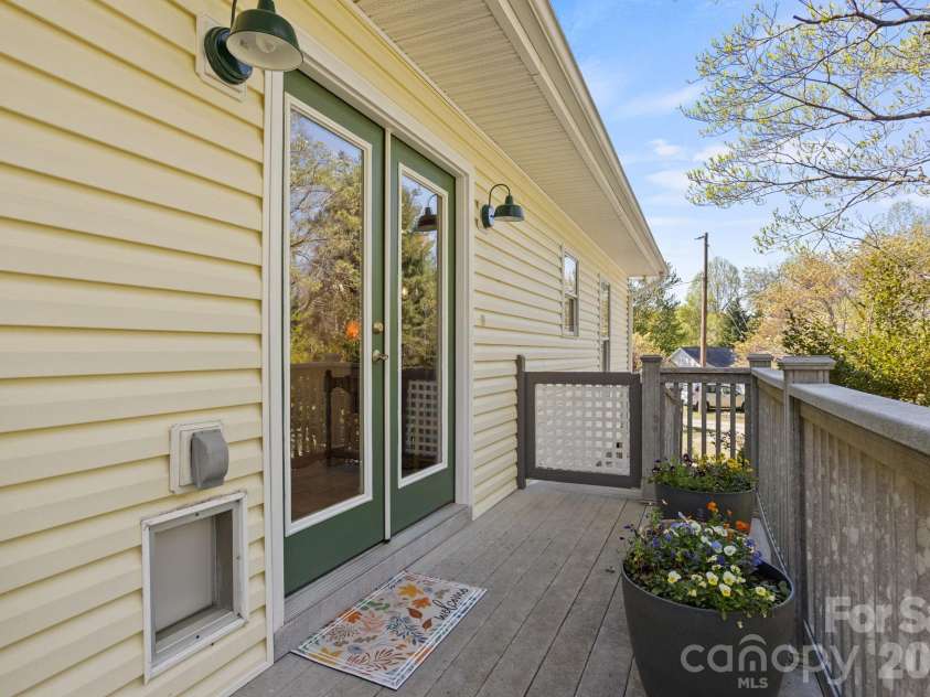 367 Crescent Street, Saluda, NC 28773.  MLS# CAR4369902, YatesRealty ID 12097. 