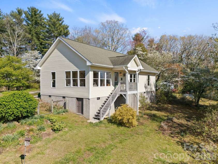 367 Crescent Street, Saluda, NC 28773.  MLS# CAR4369902, YatesRealty ID 12097. 