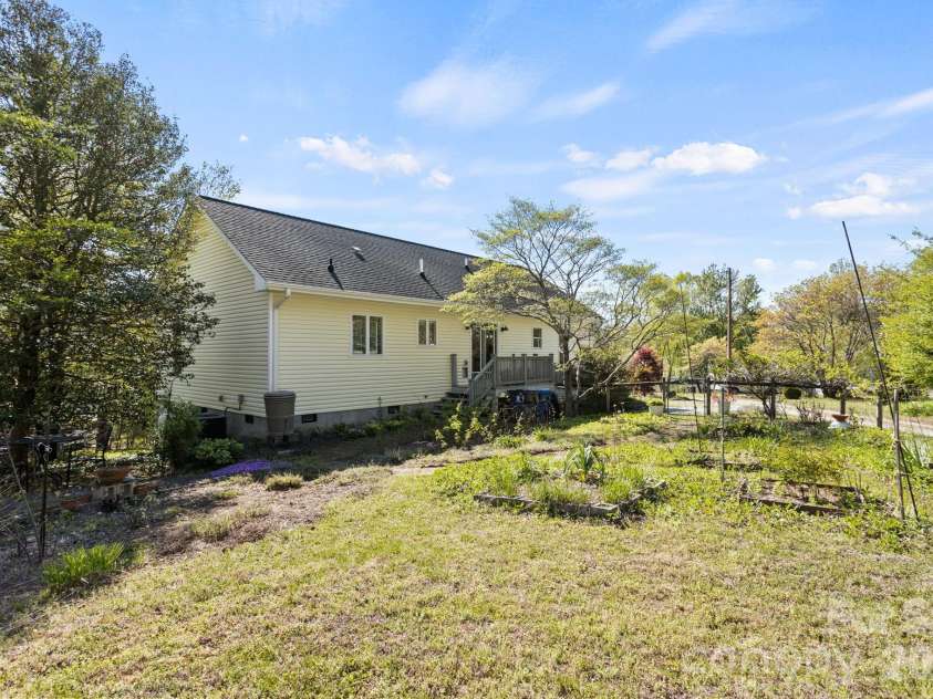 367 Crescent Street, Saluda, NC 28773.  MLS# CAR4369902, YatesRealty ID 12097. 