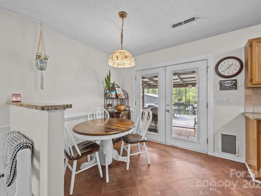 214 Creek View Road, Mooresville, NC 28117.  MLS# CAR4243602, YatesRealty ID 12099. Breakfast area
