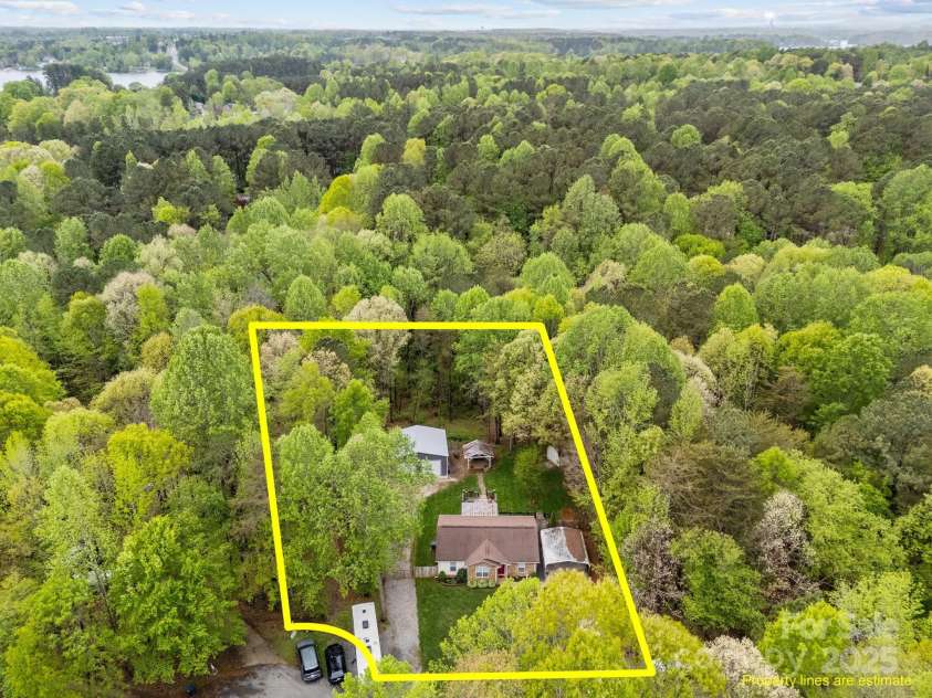 214 Creek View Road, Mooresville, NC 28117.  MLS# CAR4243602, YatesRealty ID 12099. Lot lines are approximate