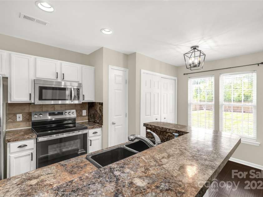 9916 Meadowmead Court, Charlotte, NC 28273.  MLS# CAR4251575, YatesRealty ID 12102. Breakfast Nook