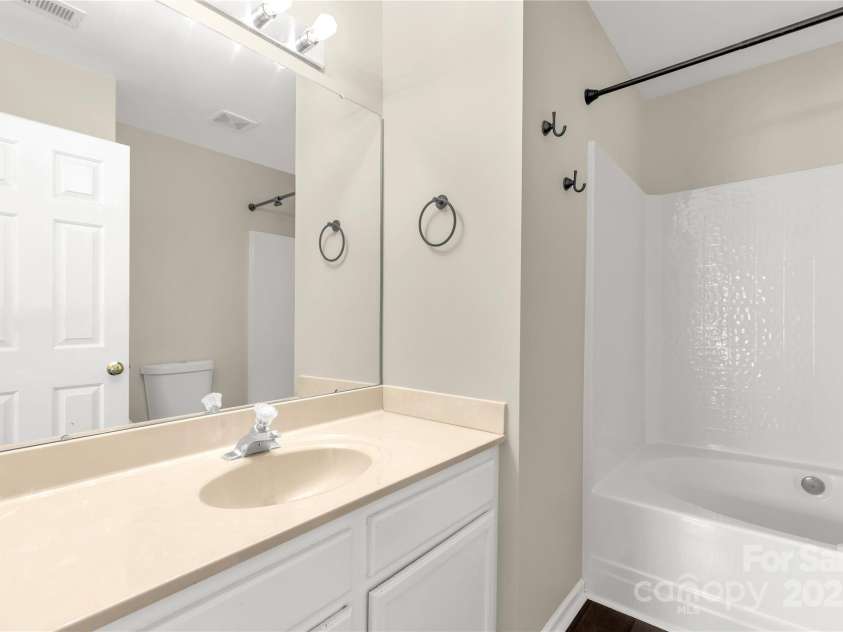 9916 Meadowmead Court, Charlotte, NC 28273.  MLS# CAR4251575, YatesRealty ID 12102. Primary EnSuite Bathroom w/ linen closet