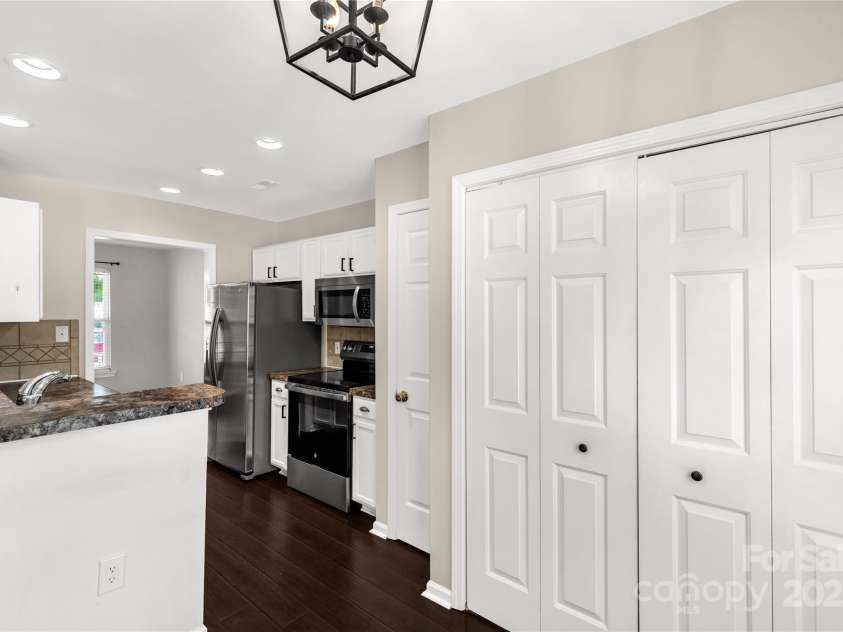 9916 Meadowmead Court, Charlotte, NC 28273.  MLS# CAR4251575, YatesRealty ID 12102. Washer/Dryer