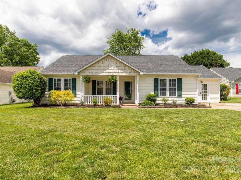 9916 Meadowmead Court, Charlotte, NC 28273.  MLS# CAR4251575, YatesRealty ID 12102. Welcome home!
