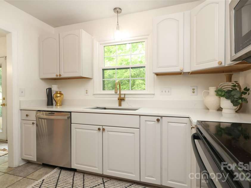 2413 Bergen Court, Charlotte, NC 28210.  MLS# CAR4244644, YatesRealty ID 12103. 