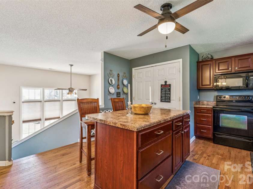 4 Miss Julia Way, Granite Falls, NC 28630.  MLS# CAR4369022, YatesRealty ID 12104. Dining