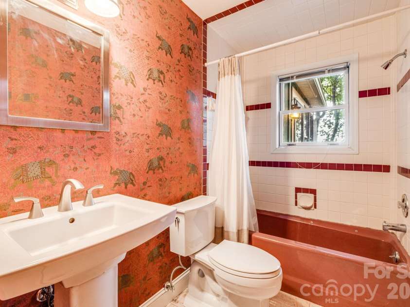 55 Glade Lane, Black Mountain, NC 28711.  MLS# CAR4369029, YatesRealty ID 12105. Hall Full Bathroom