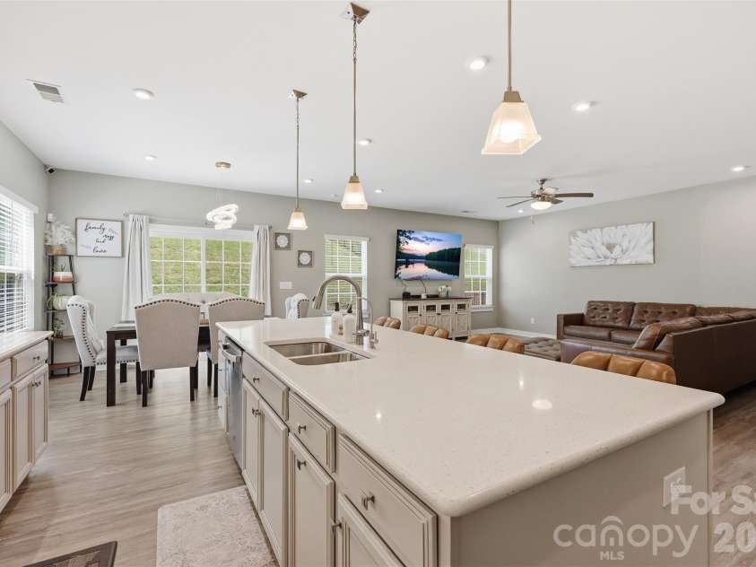 10258 Paper Birch Drive, Charlotte, NC 28215.  MLS# CAR4370011, YatesRealty ID 12108. 