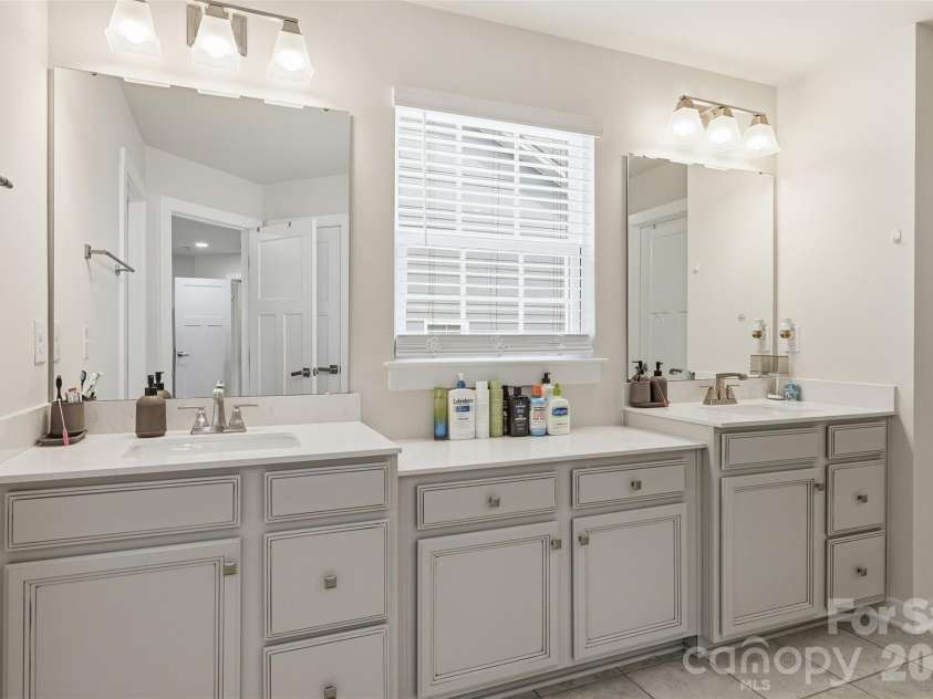 10258 Paper Birch Drive, Charlotte, NC 28215.  MLS# CAR4370011, YatesRealty ID 12108. 
