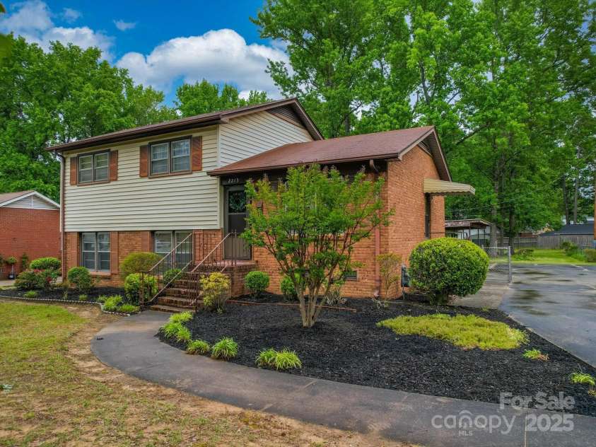 2213 Milton Road, Charlotte, NC 28215.  MLS# CAR4255190, YatesRealty ID 12108. One owner mid century traditional is ready for your dreams!