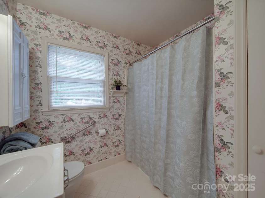 2213 Milton Road, Charlotte, NC 28215.  MLS# CAR4255190, YatesRealty ID 12108. Upper level full bath is in impeccable condition with wallpaper in amazing condition