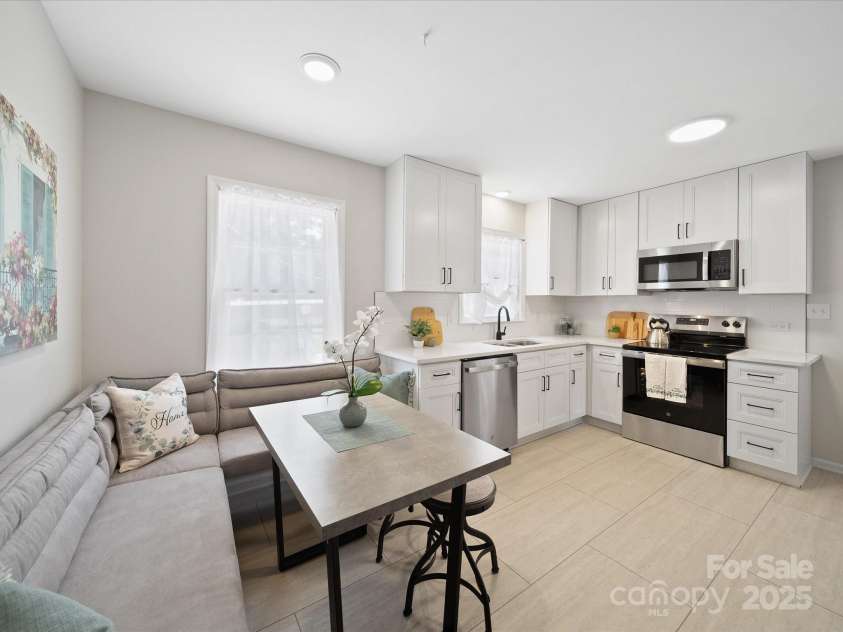 2213 Milton Road, Charlotte, NC 28215.  MLS# CAR4326281, YatesRealty ID 12108. Cozy, convenient and well planned!