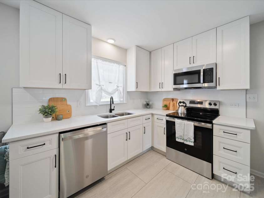 2213 Milton Road, Charlotte, NC 28215.  MLS# CAR4326281, YatesRealty ID 12108. Kitchen is flooded in natural light and overlooks deep rear yard