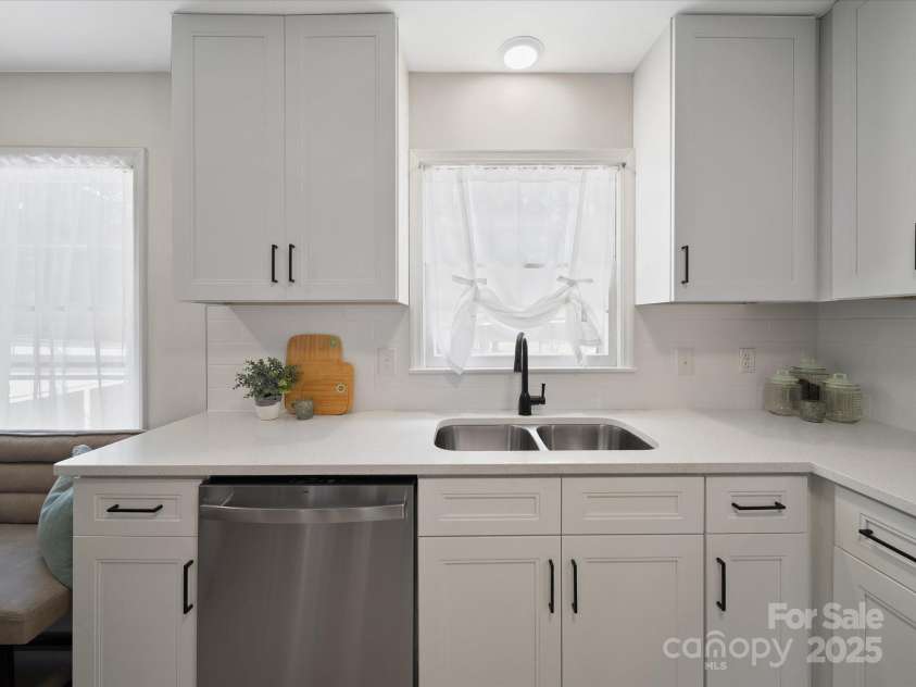 2213 Milton Road, Charlotte, NC 28215.  MLS# CAR4326281, YatesRealty ID 12108. New stainless appliances