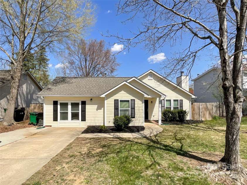 9617 Farmridge Lane, Matthews, NC 28105.  MLS# CAR4237814, YatesRealty ID 12109. 