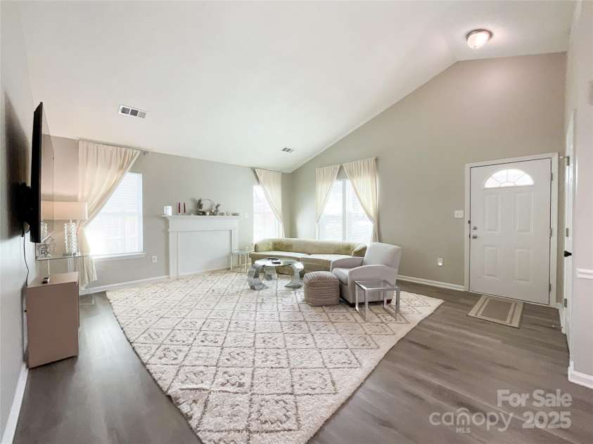 9617 Farmridge Lane, Matthews, NC 28105.  MLS# CAR4237814, YatesRealty ID 12109. 