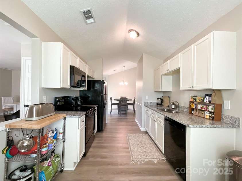 9617 Farmridge Lane, Matthews, NC 28105.  MLS# CAR4237814, YatesRealty ID 12109. 