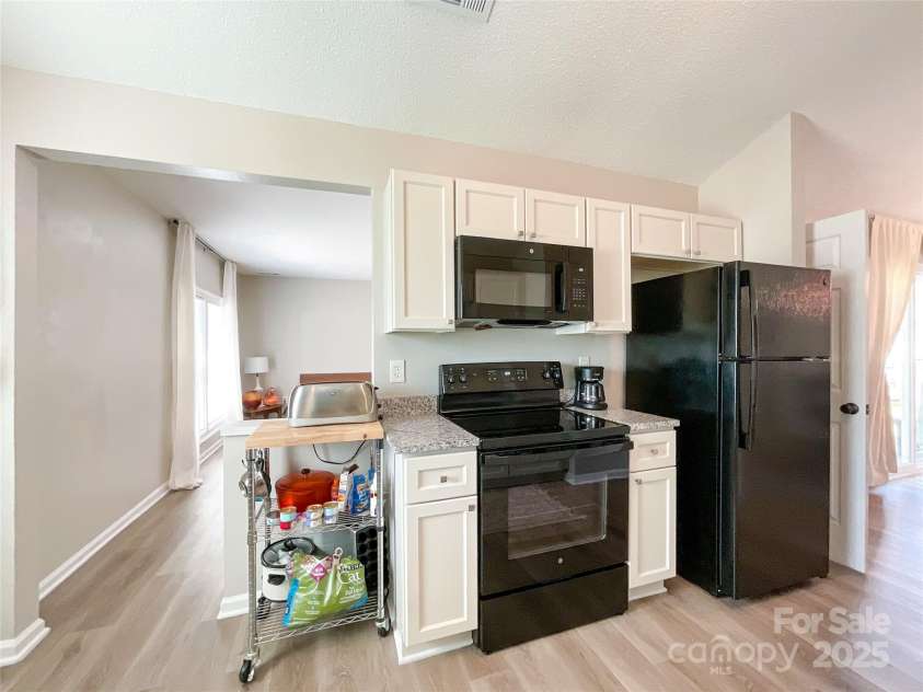 9617 Farmridge Lane, Matthews, NC 28105.  MLS# CAR4237814, YatesRealty ID 12109. 