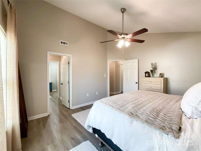 9617 Farmridge Lane, Matthews, NC 28105.  MLS# CAR4237814, YatesRealty ID 12109. 