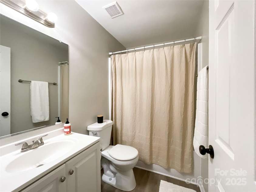 9617 Farmridge Lane, Matthews, NC 28105.  MLS# CAR4237814, YatesRealty ID 12109. 