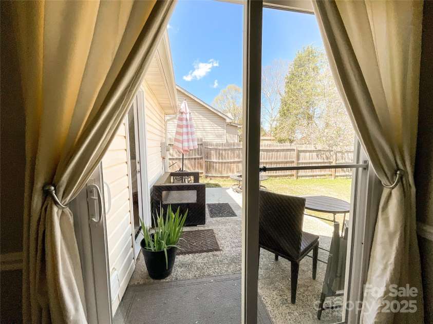 9617 Farmridge Lane, Matthews, NC 28105.  MLS# CAR4237814, YatesRealty ID 12109. 