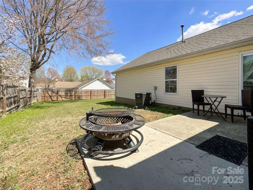 9617 Farmridge Lane, Matthews, NC 28105.  MLS# CAR4237814, YatesRealty ID 12109. 