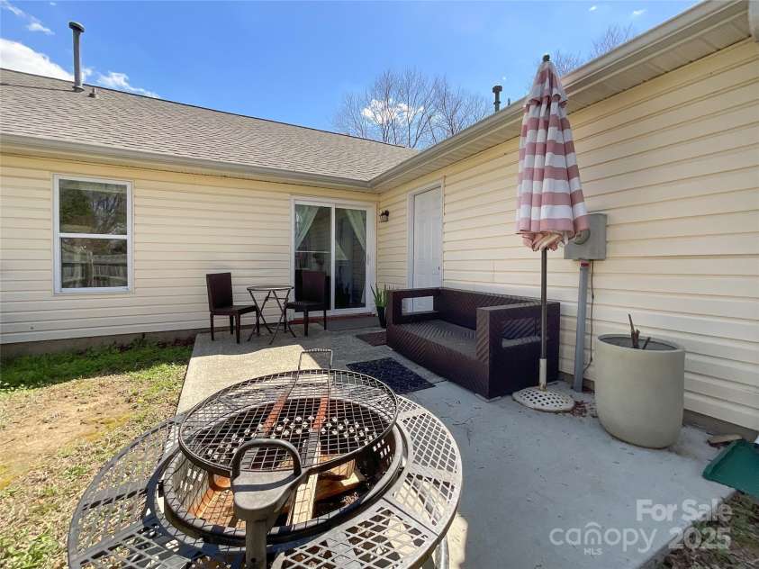 9617 Farmridge Lane, Matthews, NC 28105.  MLS# CAR4237814, YatesRealty ID 12109. 