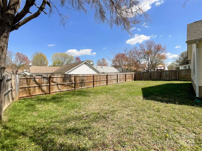 9617 Farmridge Lane, Matthews, NC 28105.  MLS# CAR4237814, YatesRealty ID 12109. 