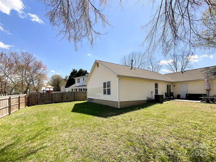 9617 Farmridge Lane, Matthews, NC 28105.  MLS# CAR4237814, YatesRealty ID 12109. 