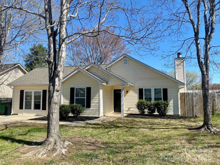 9617 Farmridge Lane, Matthews, NC 28105.  MLS# CAR4237814, YatesRealty ID 12109. 