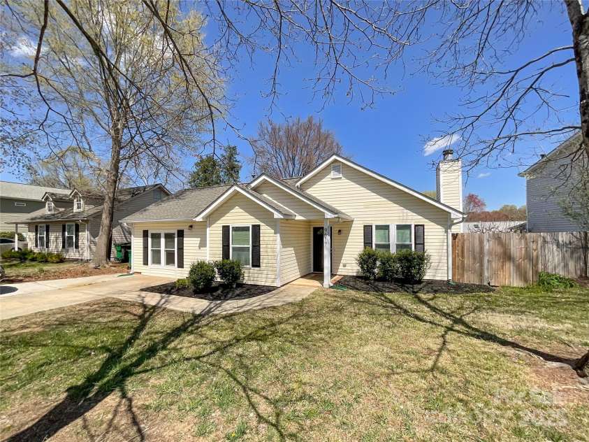 9617 Farmridge Lane, Matthews, NC 28105.  MLS# CAR4237814, YatesRealty ID 12109. 