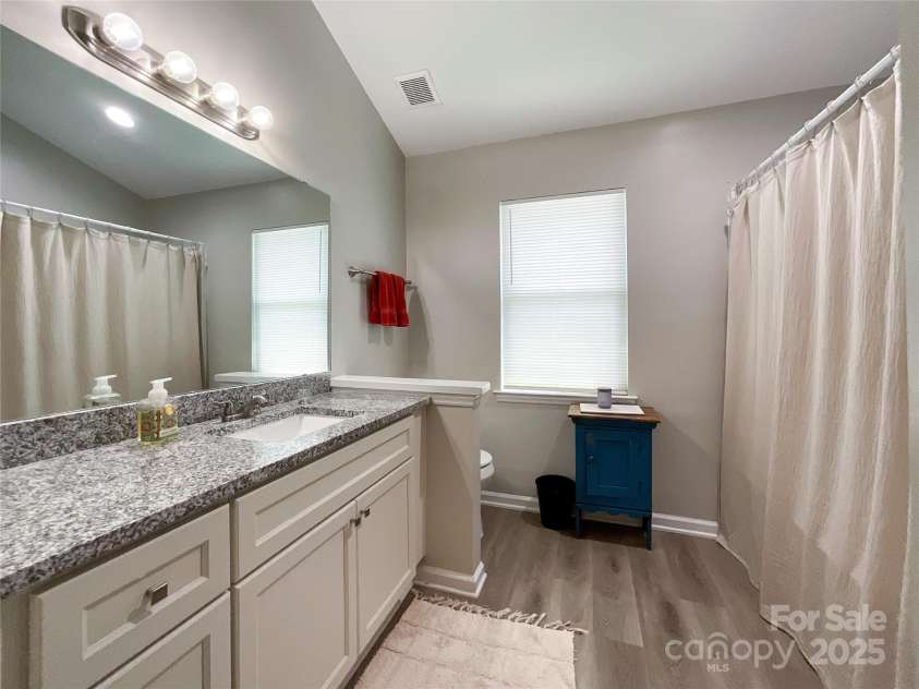 9617 Farmridge Lane, Matthews, NC 28105.  MLS# CAR4237814, YatesRealty ID 12109. Primary Bathroom