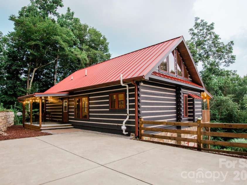 11 Sugar Maple Drive, Black Mountain, NC 28711.  MLS# CAR4370179, YatesRealty ID 12110. 