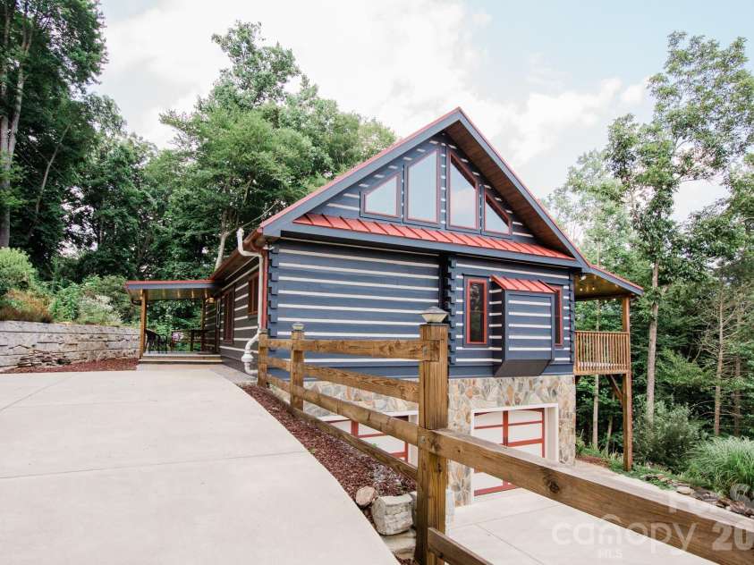 11 Sugar Maple Drive, Black Mountain, NC 28711.  MLS# CAR4370179, YatesRealty ID 12110. 