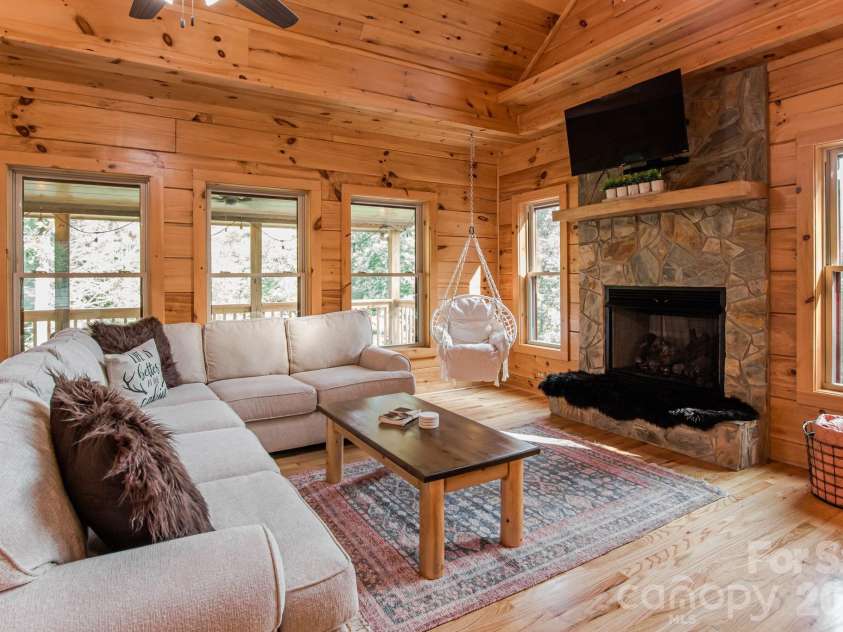 11 Sugar Maple Drive, Black Mountain, NC 28711.  MLS# CAR4370179, YatesRealty ID 12110. 
