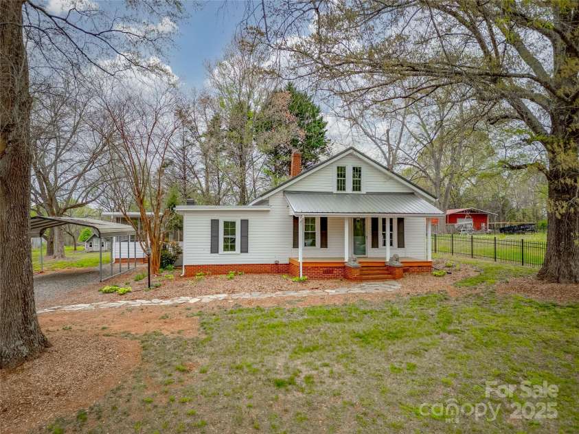 589 Lippard Farm Road, Statesville, NC 28625.  MLS# CAR4246256, YatesRealty ID 12110. 