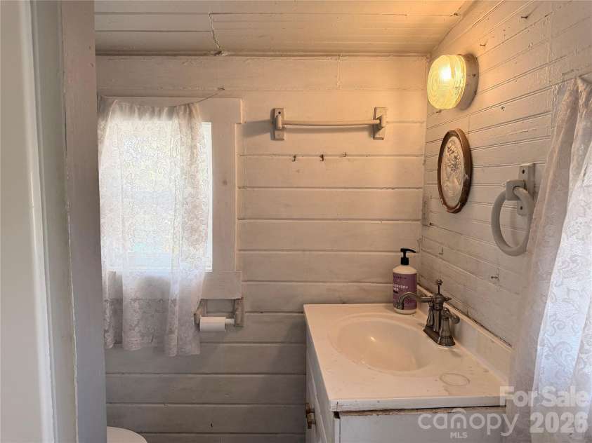 5A Warren Avenue, Asheville, NC 28803.  MLS# CAR4368557, YatesRealty ID 12112. Bathroom