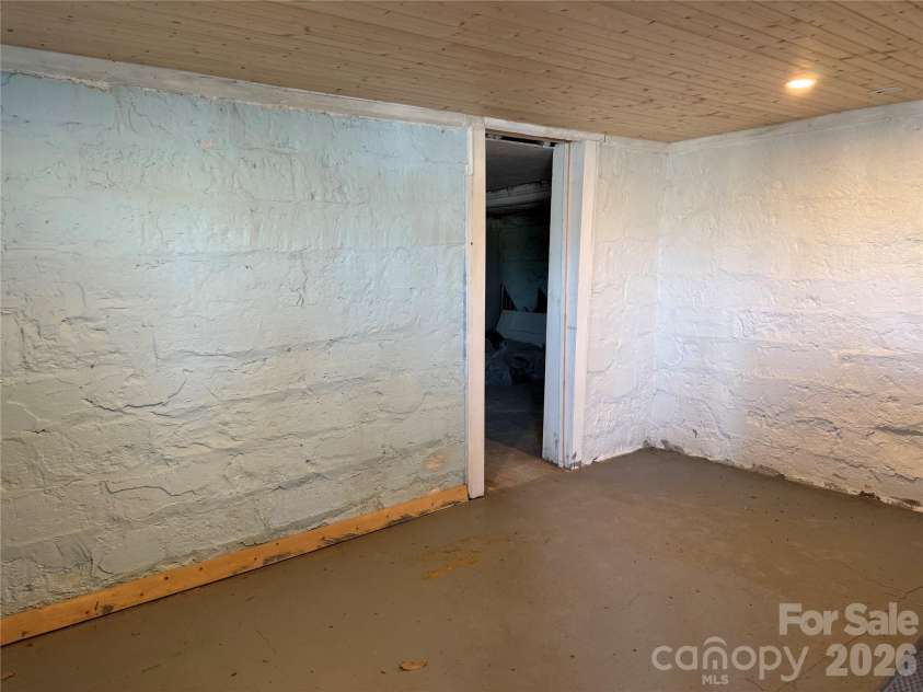 5A Warren Avenue, Asheville, NC 28803.  MLS# CAR4368557, YatesRealty ID 12112. Downstairs Room