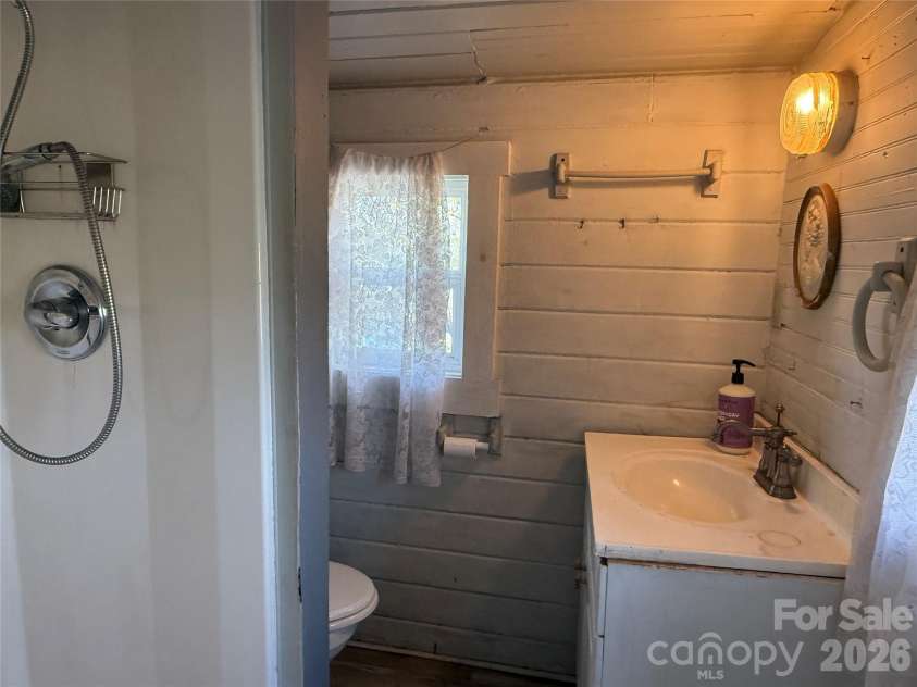 5A Warren Avenue, Asheville, NC 28803.  MLS# CAR4368557, YatesRealty ID 12112. Full Bath
