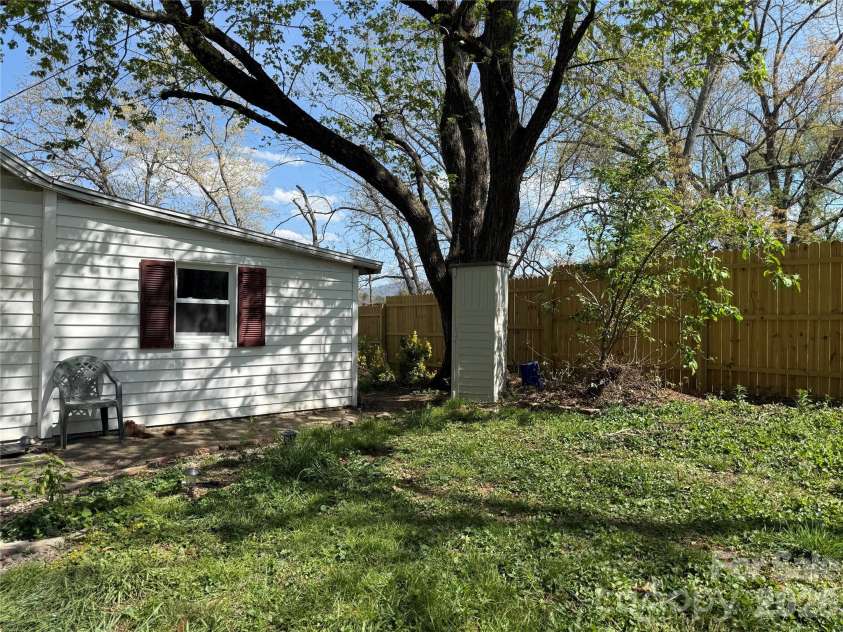 5A Warren Avenue, Asheville, NC 28803.  MLS# CAR4368557, YatesRealty ID 12112. Nice yard space!