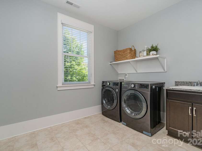 710 Morgan Park Drive, Charlotte, NC 28204.  MLS# CAR4252219, YatesRealty ID 12114. 